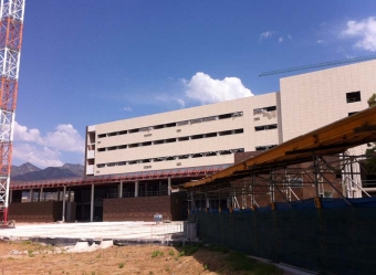 Nedmonteringen av lyftkranen väcker farhågor om ytterligare förseningar av annexbygget vid sjukhuset Costa del Sol.